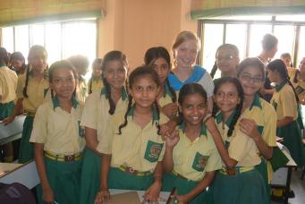 Louise samlet med elever fra den indiske skole Good Samaritan School.