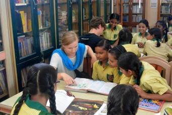 Piger fra den indiske skole lærer Louise hindu.