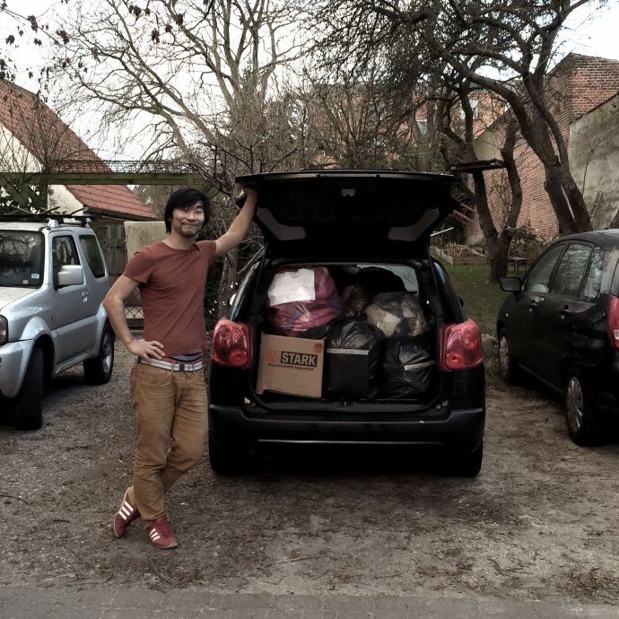 Dennis i gang med at pakke bilen. Han modtog donationer fra 20-30 forskellige mennesker, så der var meget der skulle sorteres og pakkes.