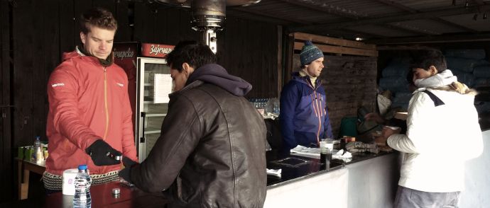 Tobias og Lasse uddeler mad, drikke og hygiejneprodukter til flygtningene.