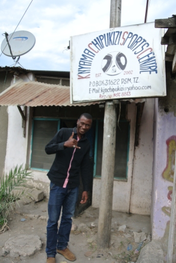 Mahadhi foran Kijitonyama Chipukizi Sports Clubs kontor.