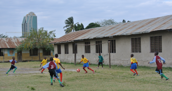 Drengene fra Kijitonyama Chipukizi Sports Club gav den gas på fodboldbanen.