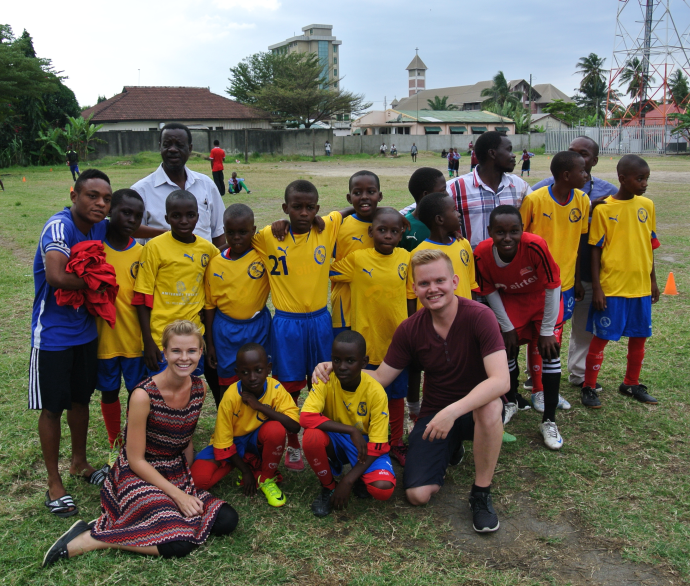 Magnus og jeg sammen med børnene fra Kijitonyama Chipukizi Sports Club.