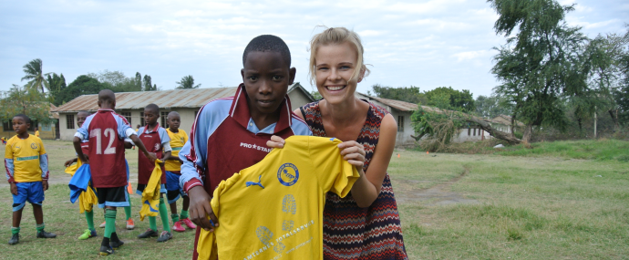 Bettina uddeler fodboldtøj